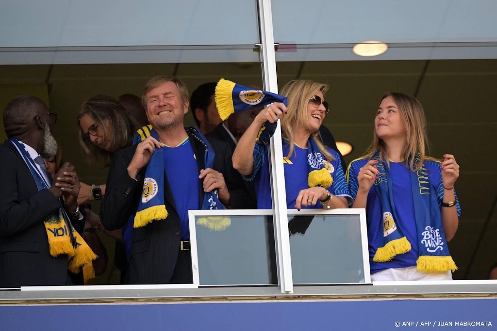 Koning en koningin vieren feest met spelers CuraÃ§ao in kleedkamer
