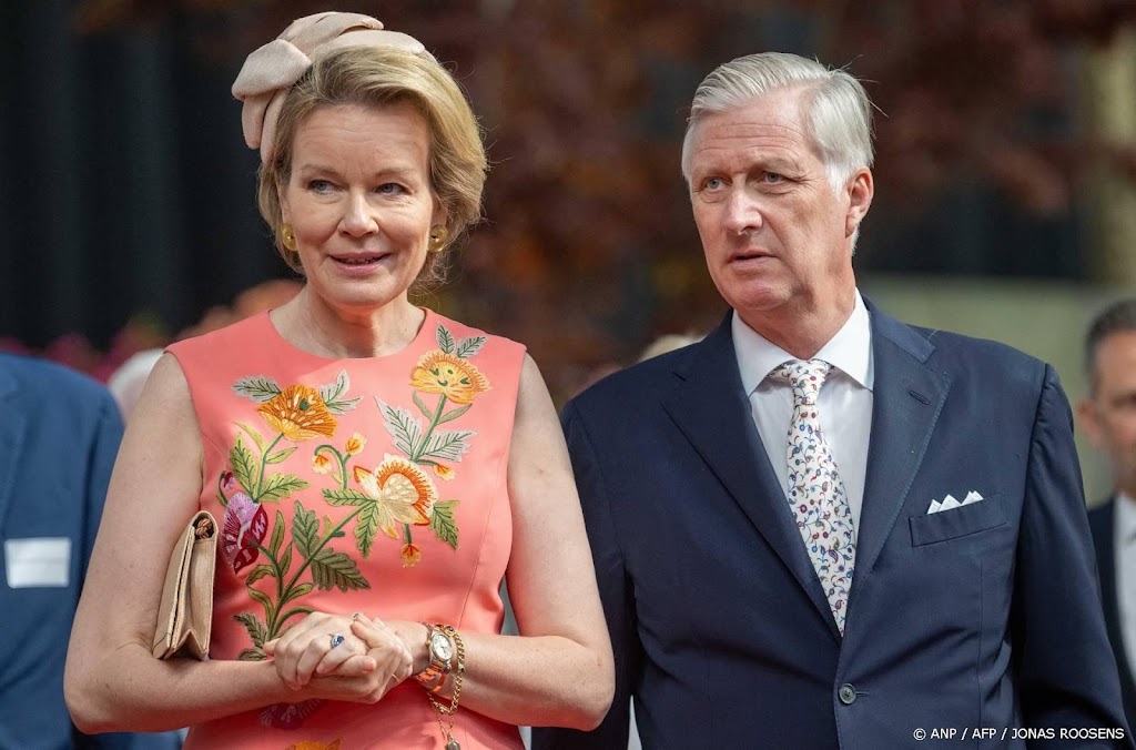 Koninklijke familie geniet op feestdag van friet en pintjes