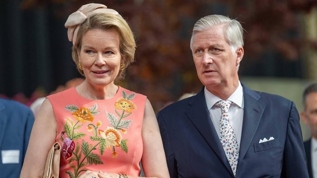 Koninklijke familie geniet op feestdag van friet en pintjes