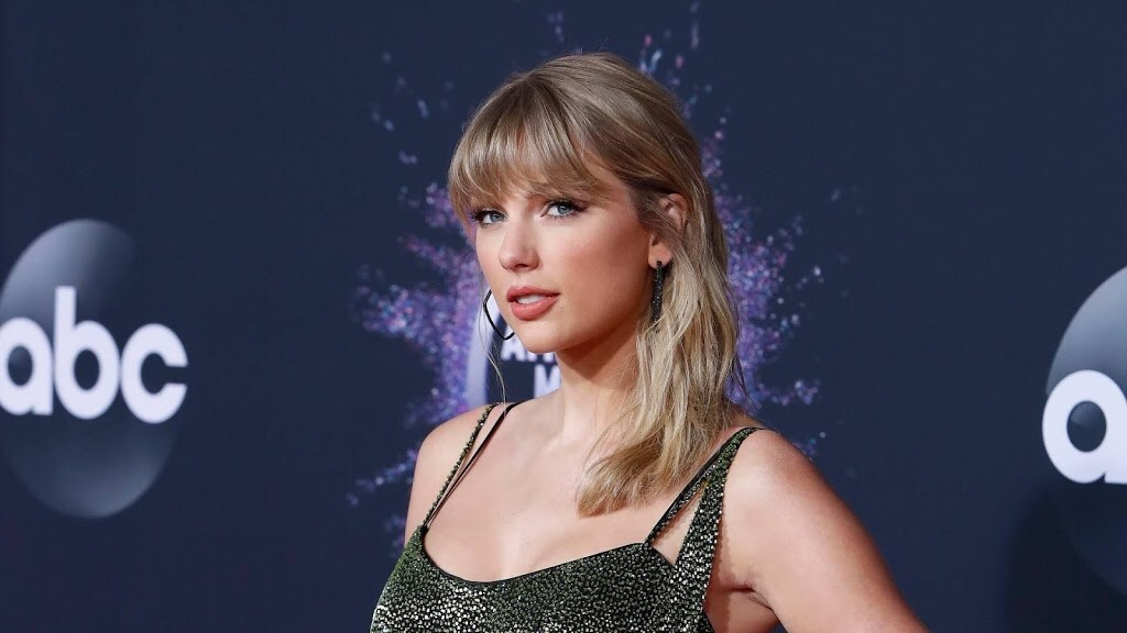 Taylor Swift deelt gesigneerde cd's uit aan platenzaken
