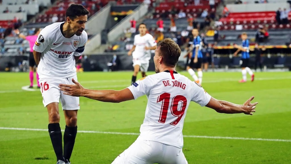 Sevilla wint Europa League mede dankzij 2 treffers Luuk de Jong