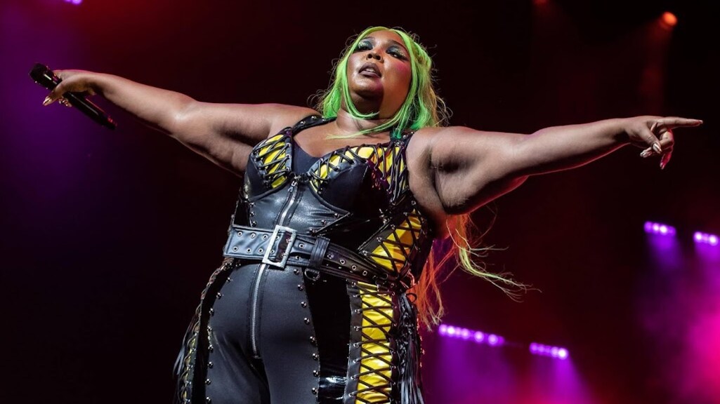 Lizzo opnieuw aangeklaagd om werkomstandigheden tijdens tournee