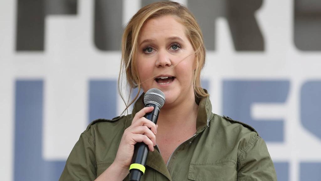 Amy Schumer roept Maroon 5 op tot boycot