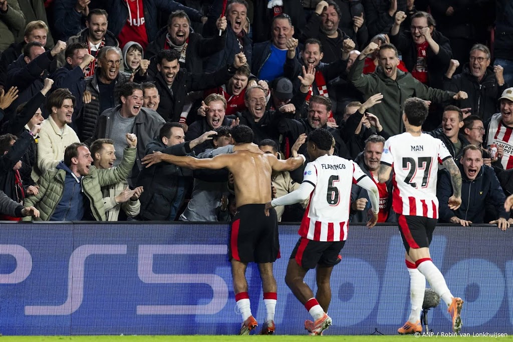 PSV walst in eigen huis over Napoli heen en boekt eerste zege in Champions League