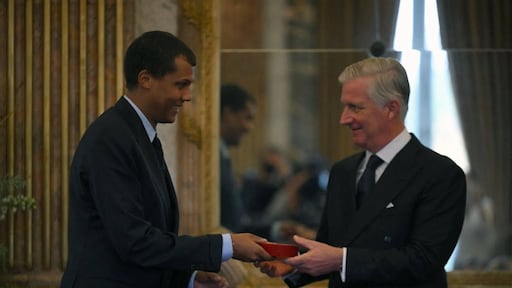 Belgische Koning Filip benoemt Stromae tot commandeur in de Kroonorde