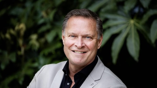 'Vriendelijke, valse nicht' Albert Verlinde heeft zin in VI