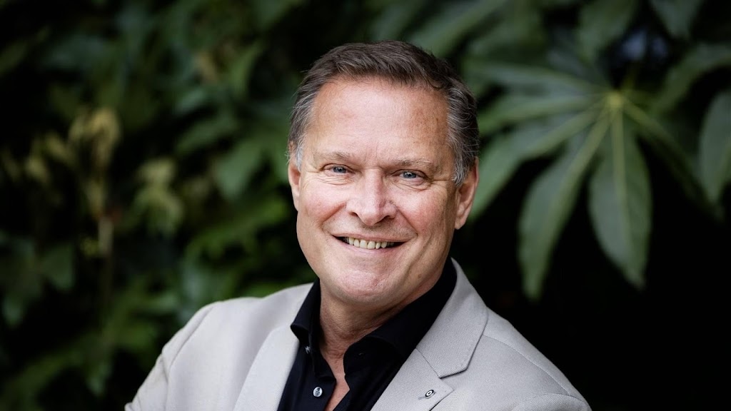 'Vriendelijke, valse nicht' Albert Verlinde heeft zin in VI