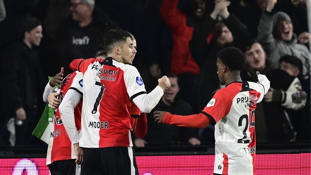 Feyenoord neemt met late zege op Almere derde plaats over