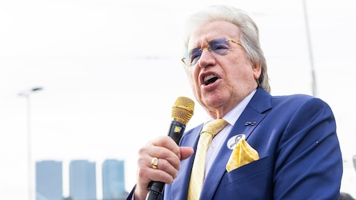 Lee Towers zingt tijdens huldiging Feyenoord voor winnen KNVB-beker