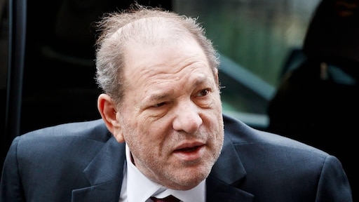 Voormalig assistente Weinstein klapt wederom uit de school