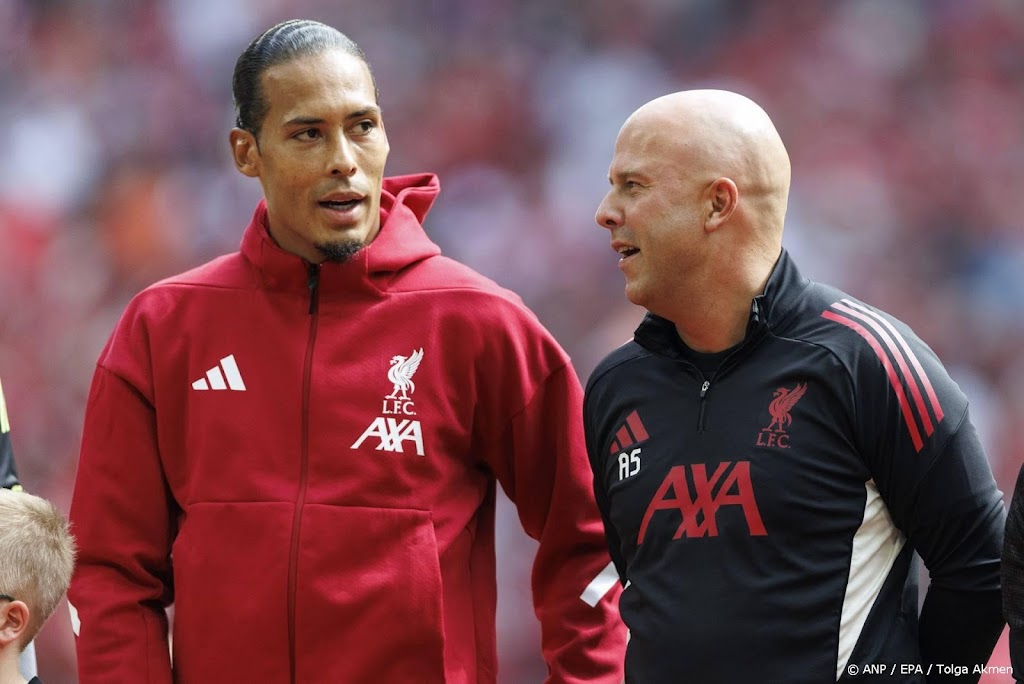 Liverpool-coach Slot roemt fitheid Oranje-aanvoerder Van Dijk