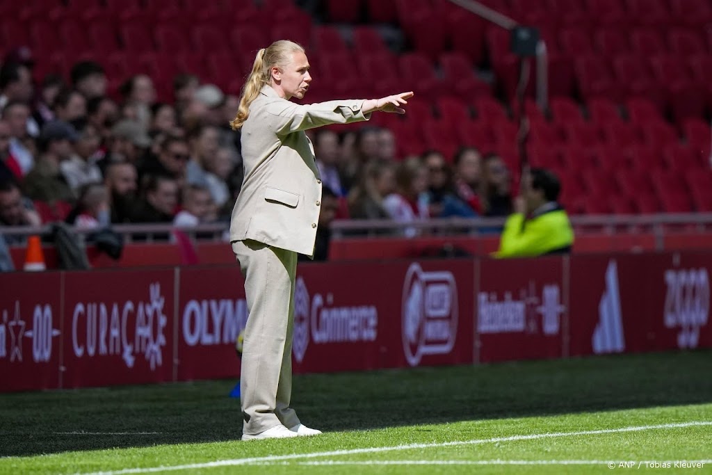 Voetbalsters Ajax tweede achter kampioen PSV, Feyenoord derde
