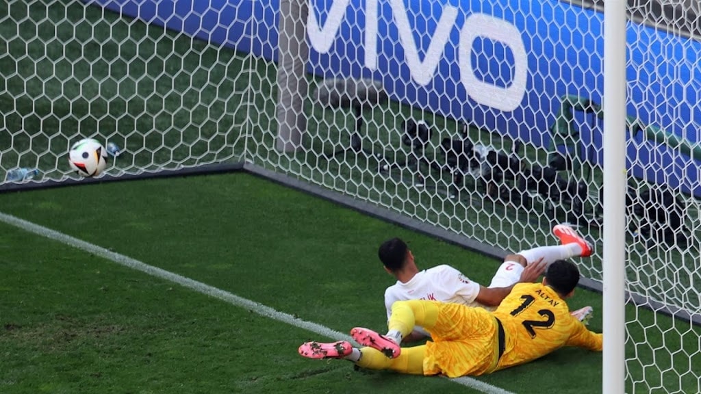 Eigen goal van Turk Akaydin al de zesde op EK voetbal