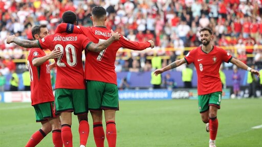 Portugal wint met gemak van Turkije en plaatst zich voor achtste finales