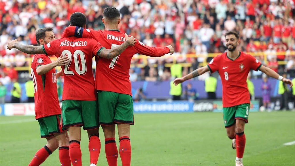 Portugal wint met gemak van Turkije en plaatst zich voor achtste finales