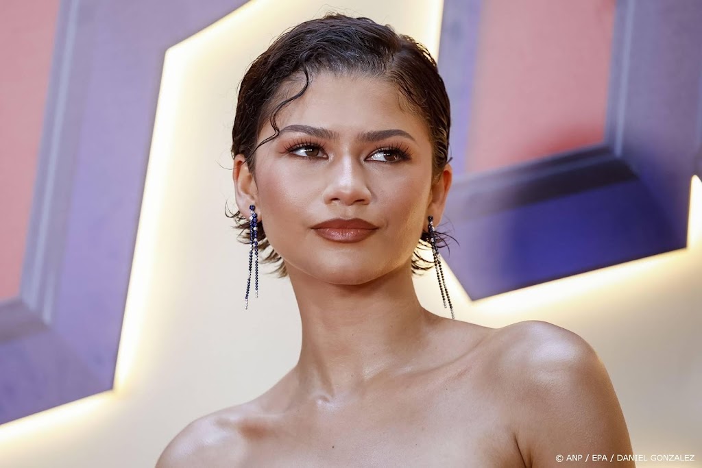 Zendaya haalt plezier uit thematische rode loper-outfits