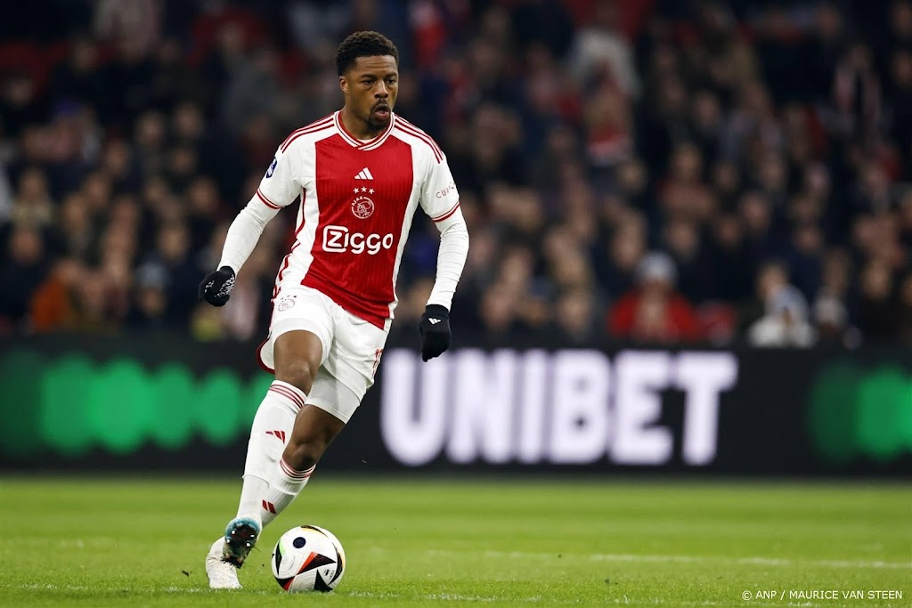 Spits Akpom schiet Ajax met drie treffers richting Europa League
