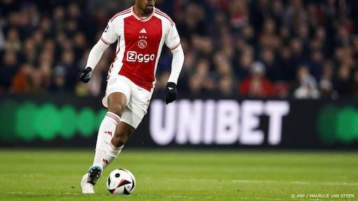 Spits Akpom schiet Ajax met drie treffers richting Europa League