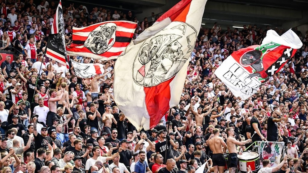Ajax-supporters staan zondag met applaus stil bij vermoorde Lisa