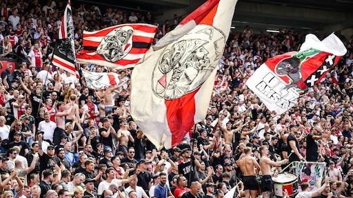 Ajax-supporters staan zondag met applaus stil bij vermoorde Lisa