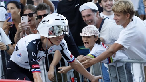 Wielrenner Pogačar pakt leiderstrui in eerste etappe Vuelta