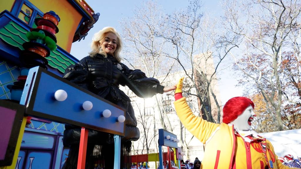 John Legend neemt het op voor playbackende Rita Ora