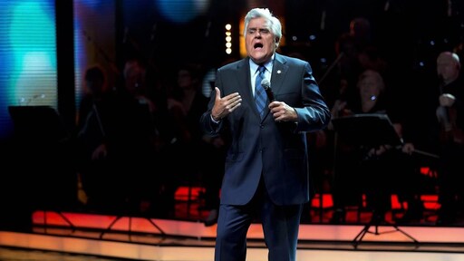 Jay Leno voor het eerst in het openbaar gezien sinds ongeluk