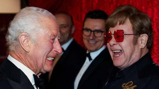 Koning Charles ontmoet Elton John en lacht om Trump-grapjes