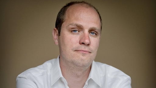 Jelle Brandt Corstius beantwoordt kritische vragen rechtbank