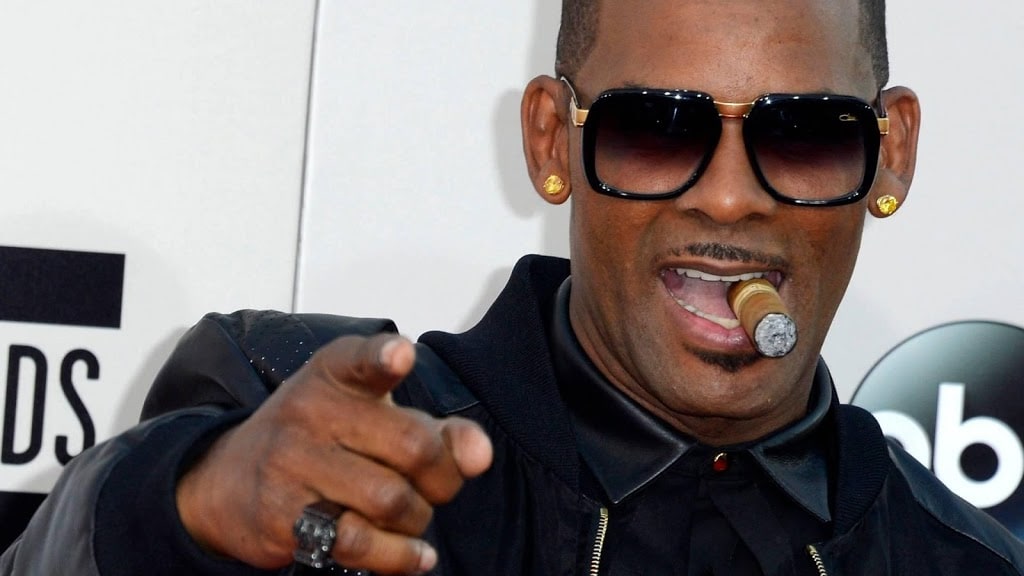 R. Kelly geeft zichzelf aan bij politie na misbruikaanklachten