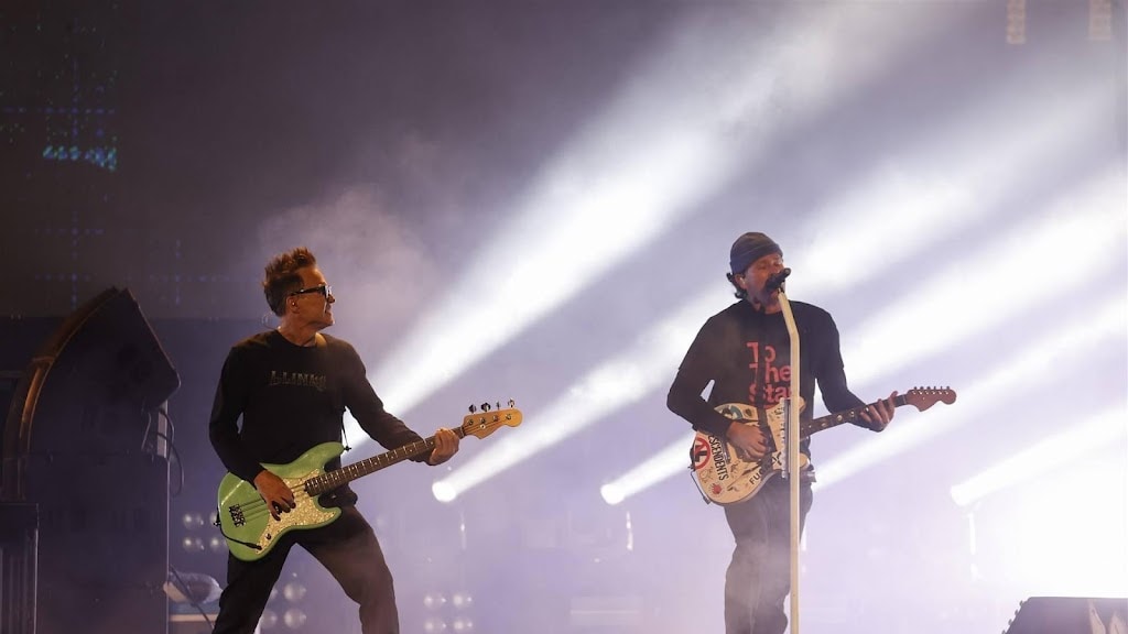 Gitarist Blink-182 tijdens concert bevangen door de hitte