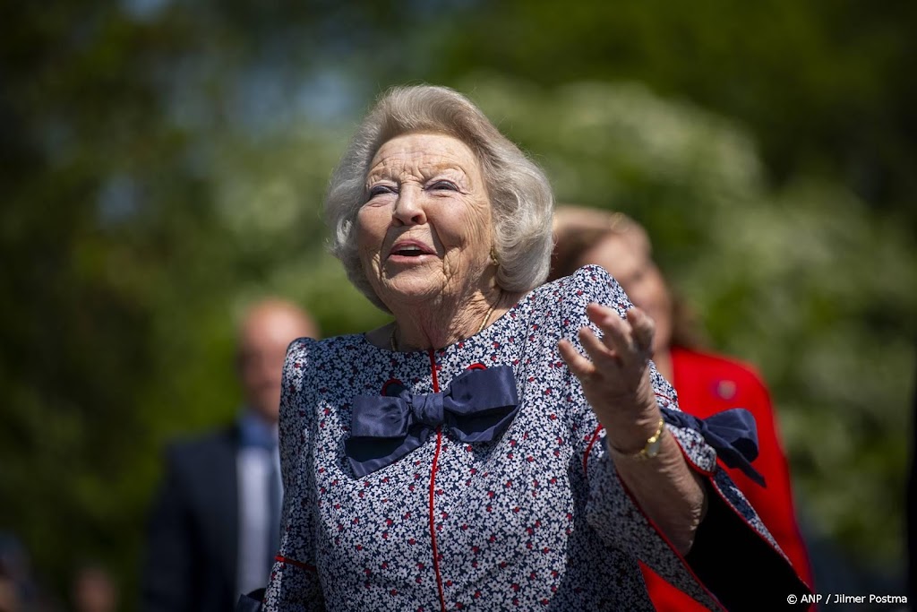 Beatrix heropent gerestaureerde molen De Wachter in Zuidlaren