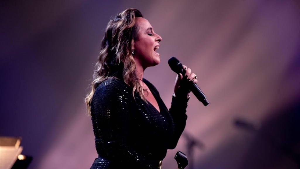 Trijntje Oosterhuis weer op het podium na overlijden vader Huub