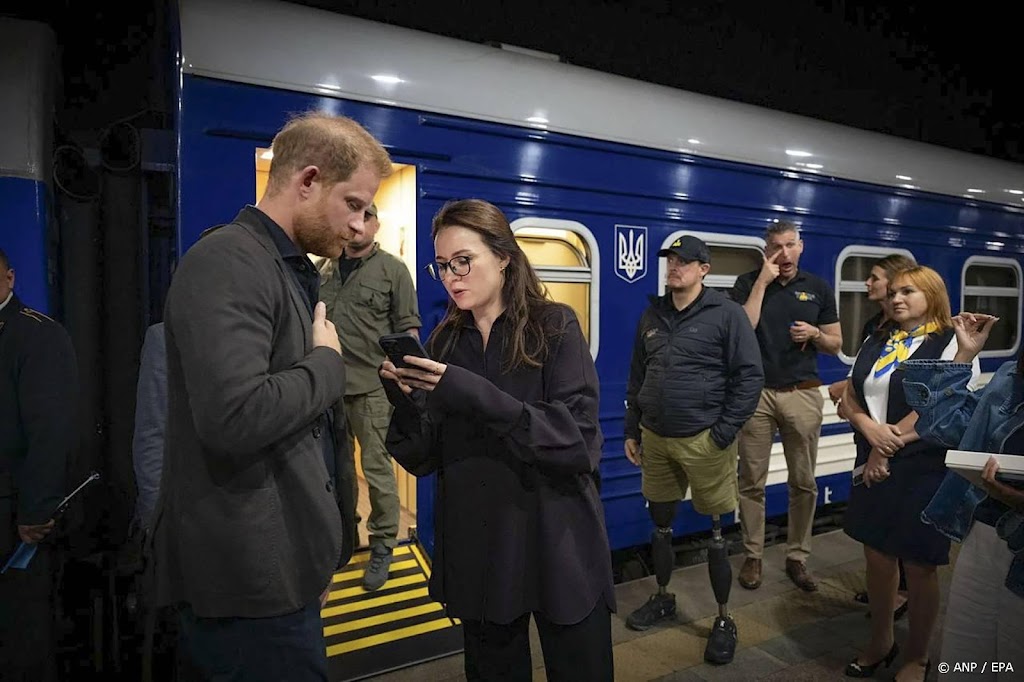 Prins Harry brengt onaangekondigd bezoek aan Kyiv
