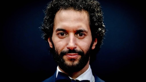 Achmed Akkabi weer dolgelukkig in de liefde