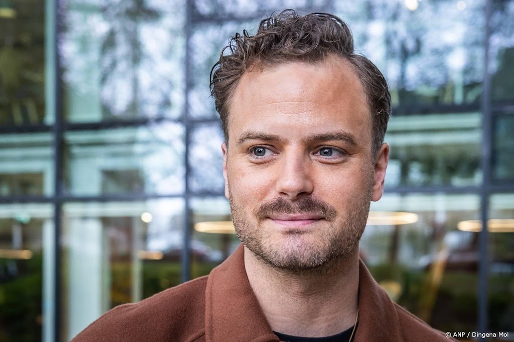 Jim Bakkum staat in december in theater met kerstshow