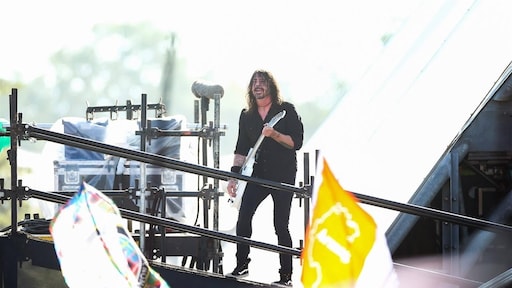 Foo Fighters eert overleden drummer met lied op festival