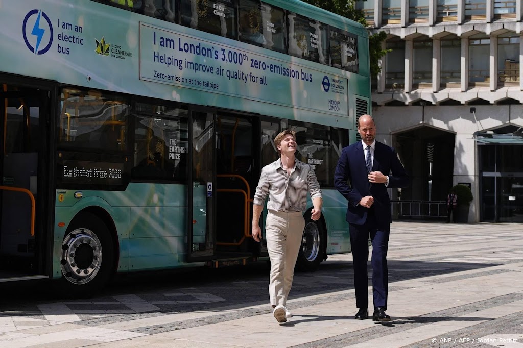 Prins William arriveert per elektrische bus voor klimaatevenement