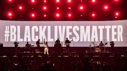 Opbrengst racismetrack Akwasi en Frenna naar goede doel