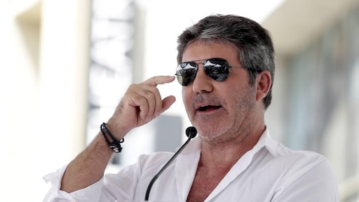 Simon Cowell krijgt driewieler cadeau na fietsongeluk
