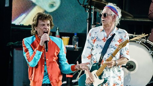 Rolling Stones hinten met advertentie in krant op nieuw album