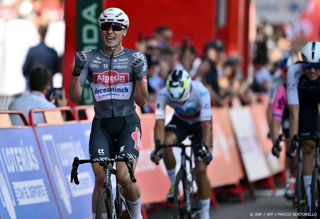 Belg Philipsen wint eerste etappe Vuelta en pakt leiderstrui