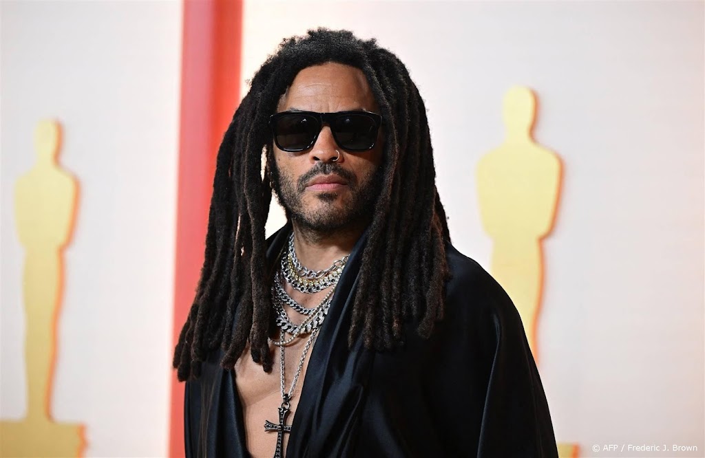 Lenny Kravitz gewond na optreden: fan trekt vier dreadlocks uit zijn hoofd