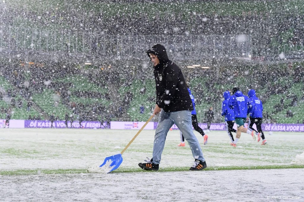 Zaradi snega dvakrat prekinjena tekma med Groningenom in PEC Zwolle, ki se je končala z remijem