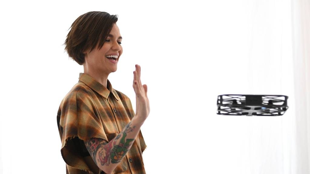 Ruby Rose herstelt goed van rugoperatie