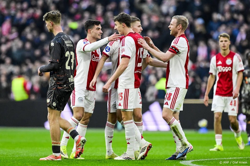 Ajax is FC Volendam de baas en verhoogt druk op Feyenoord