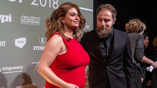 Roxeanne Hazes viert verloving