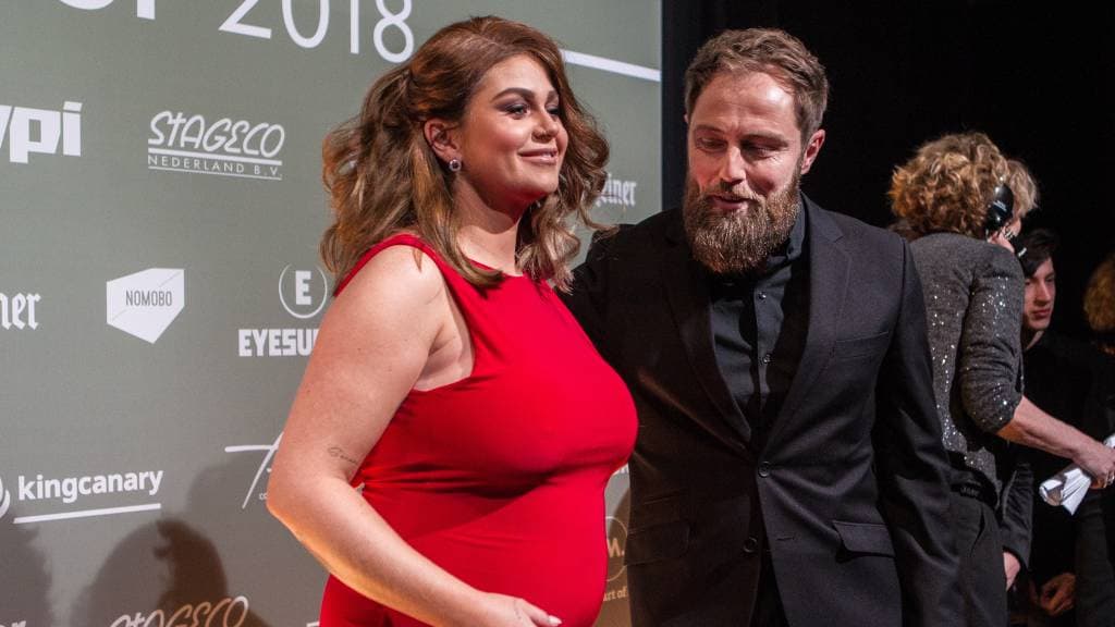 Roxeanne Hazes viert verloving