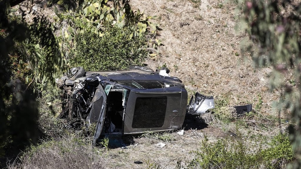 De auto van Woods na het ongeluk.