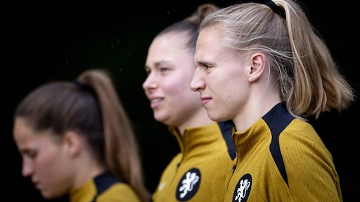 Carleer valt af bij Oranje-voetbalsters, Levels opgeroepen